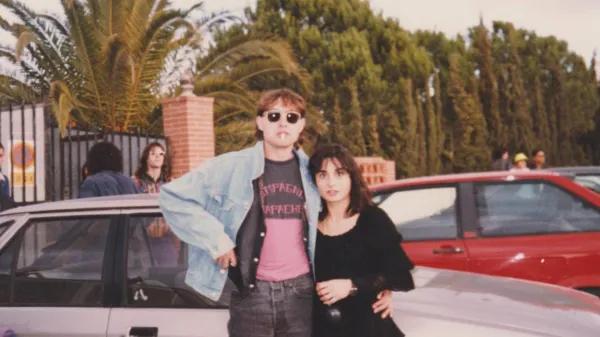Josep Viñas y Tere Abadie, los padres de Laia Viñas retratados años antes de serlo (circa 1994) en el parking de la discoteca Plató, en Alcanar Platja, una de las principales salas catalanas en su momento y primera parada en el descenso hacia la carretera del Saler.