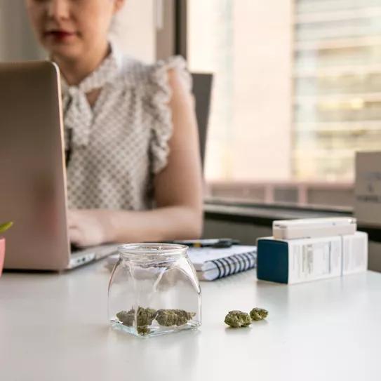 Consumir marihuana después del trabajo no afecta a la productividad