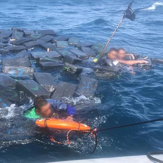 Fardos de marihuana que se usan como flotador para el contrabando