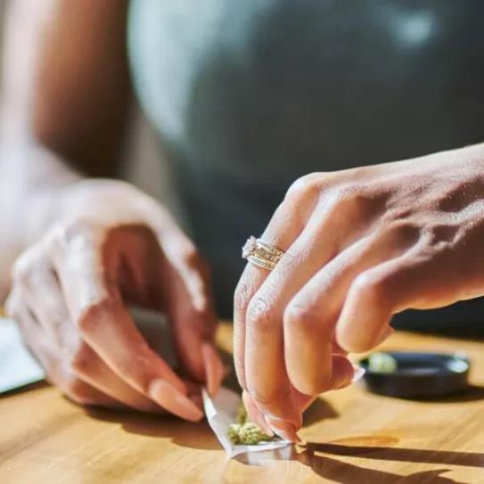 Cómo organizar tu ritual de enrollar un buen porro