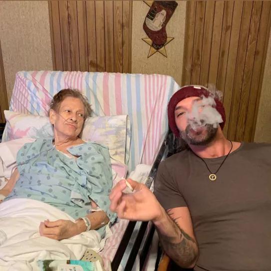 Un porro frente a la muerte, abuela y nieto comparten un último canuto