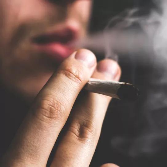 El 5% de los que se consideran no fumadores en Gran Bretaña fuman cannabis (con o sin tabaco)