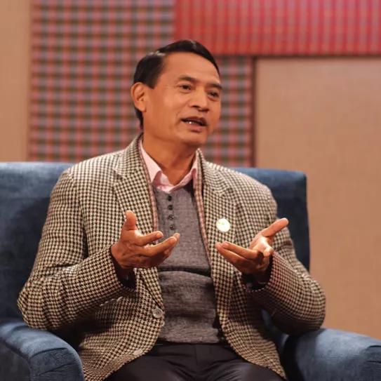 Un diputado nepalí defiende la regulación del cannabis en televisión