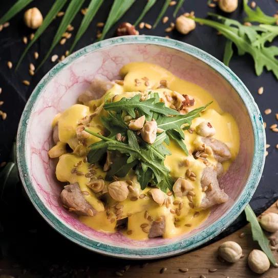 Ñoquis de yuca con cannasalsa huancaína, rúcula y avellanas 