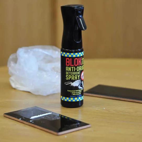 La policía de Reino Unido utiliza un spray de superficies anti-drogas para atrapar el polvo de las sustancias