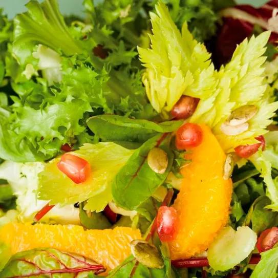 Ensalada ‘detox’ con hojas tiernas, granada, pipas de calabaza y Llimonet Haze CBD