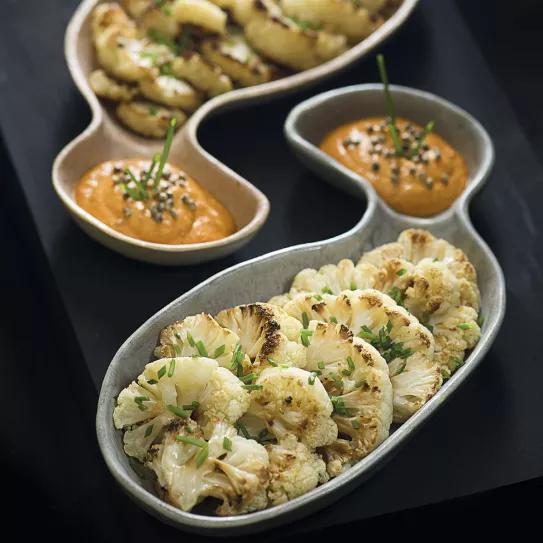 Coliflor asada con romesco de avellanas, cañamones y Colombian Jack