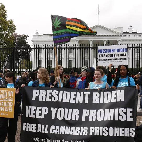 Biden sugiere que no indultará a quienes vendieron marihuana 