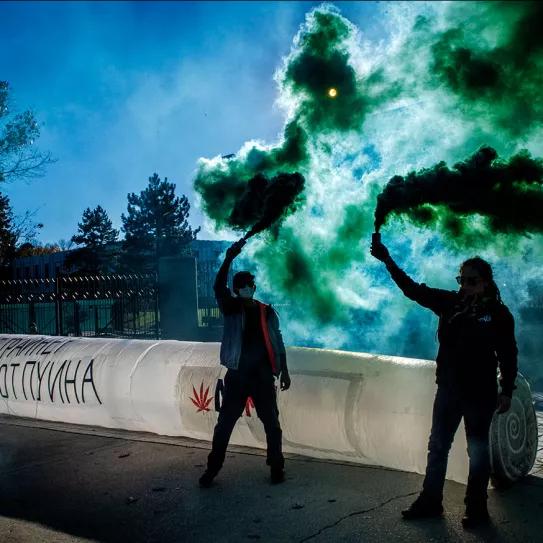 Plantan un porro gigante ante la embajada rusa en Washington 