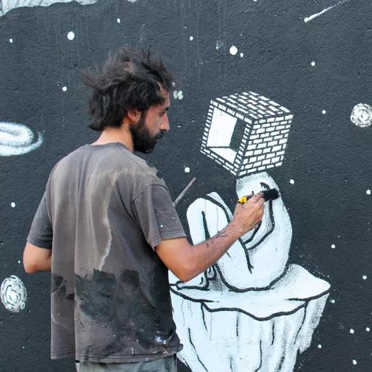 Peri Helio en mitad de su universo, retratado por Teresa Meaza.