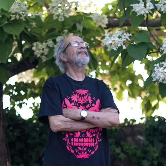 Antonio Pérez en su casa de Valencia de Alcántara.