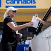 Dispensarios toman el modelo de recogida en coche para evitar contagios