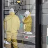Dos personas con trajes EPI