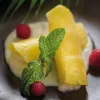Canelón de piña y arroz con leche de coco CBD Tonic sobre salsa de hierba luisa 