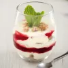 Crema de yogur y chocolate blanco con chutney de ciruelas rojas y Girl Scout Cookies