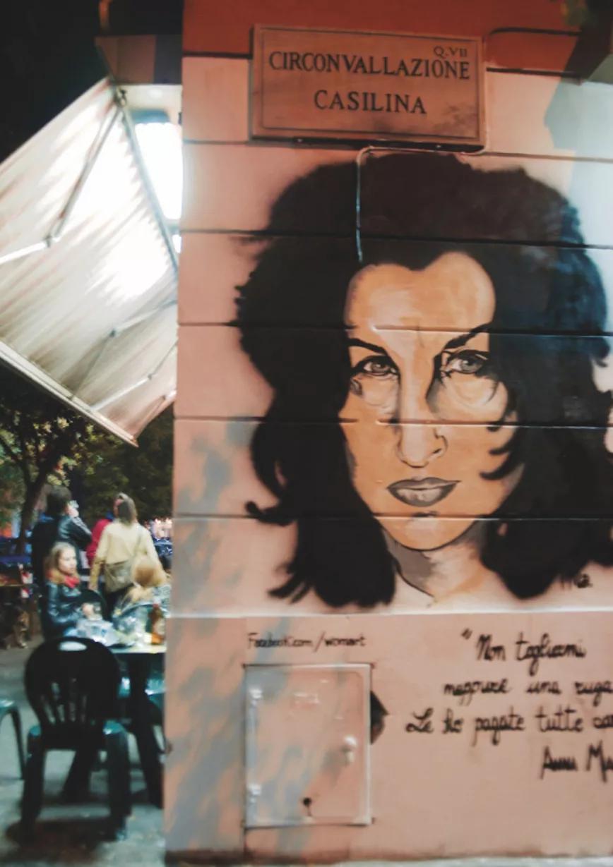 "No me quites ninguna arruga. Cada una la he pagado cara". Mural en el Pigneto dedicado a Anna Magnani, protagonista de <em>Roma, Ciudad Abierta</em>. Foto de Elisa Rogante