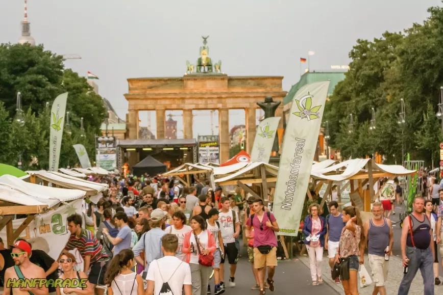 El Hanfparade en la puerta de Brandenburgo, su última estación
