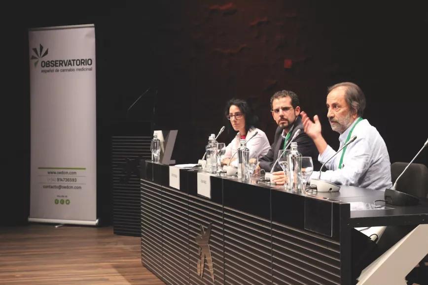 Joan Parés, Javier Pedraza y una paciente hablando del uso del cannabis en enfermedades neurodegenerativas