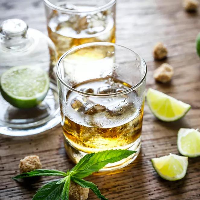 Alcohol con cannabis: Posiblemente sea el proceso más complejo. Busca buenas recetas antes de lanzarte a hacerte el tuyo propio.