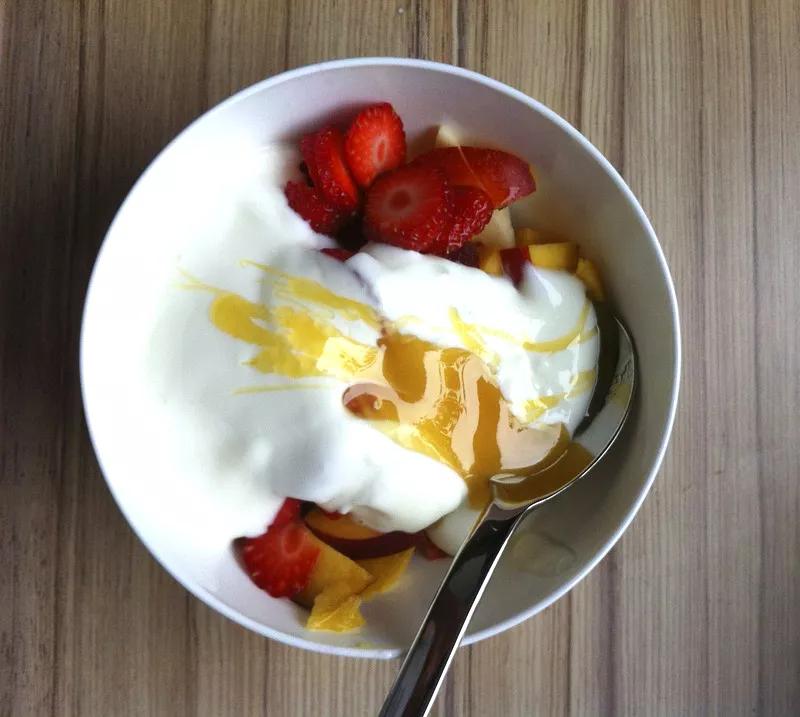 Yogurt: Según cuál, pero ya sabéis que el yogurt natural suele ser un alimento bastante sano.