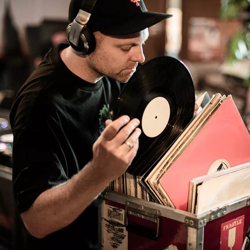 Electrónica: Dj Shadow como referente. Portishead Air, Moby, and Massive Attack son otros de los grupos necesarios para echar la tarde de porro, sofá y música.