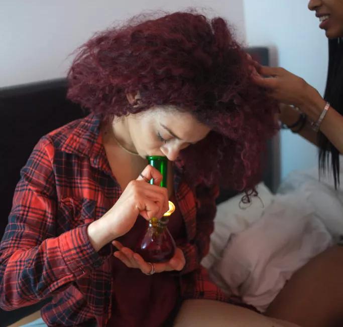 Pipa de Agua: Los bongs son el clásico del colocón rápido, aunque no necesariamente. Lo que sí suele hacer el bong es lograr que entre en el torrente sanguíneo el suficiente THC por cada inhalación como para colocarte rápido.