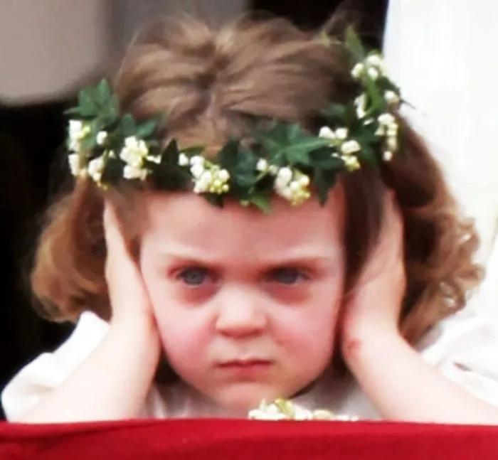 DOLOR: “HASTA lOS ***** DE LAS BODAS”. La gente se casa en verano, no vaya a ser que les llueva pero tú no tienes la culpa de que te inviten tantos amigos. Recupérate de tanta felicidad ajena con WEEDING CAKE.