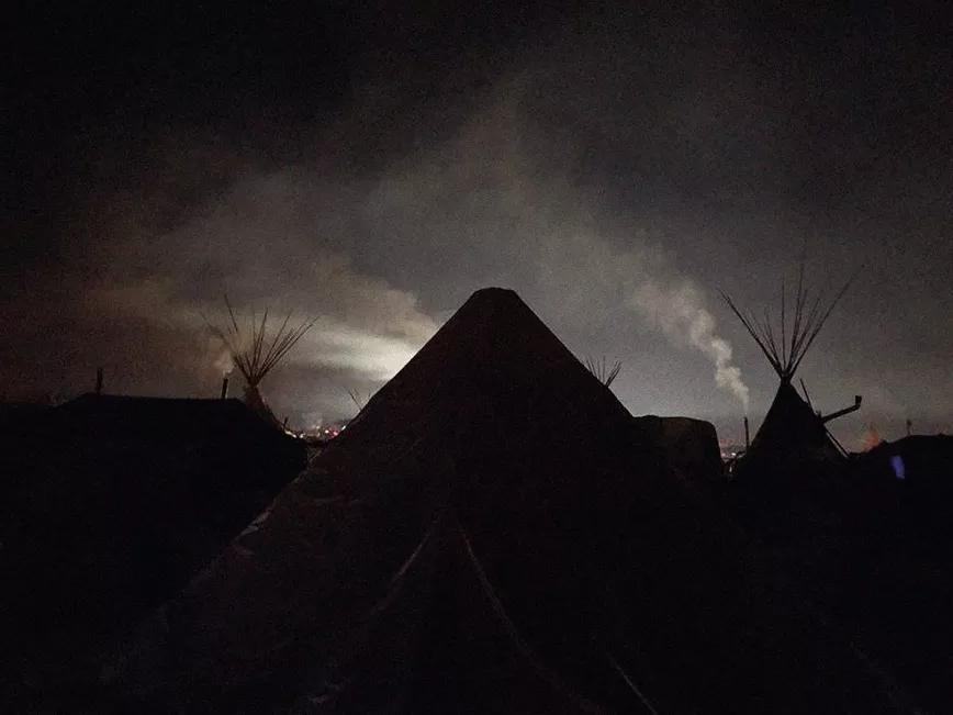 En los campamentos de los protectores del agua en Dakota del Norte están prohibidos el alcohol y las drogas. Pero a menudo, al entrar en un tipi, una yurta o una carpa de campaña, un agradable olor a mota recibe al visitante