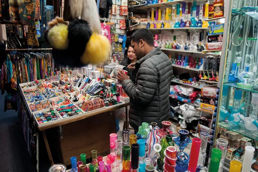A cualquier hora se puede encontrar una de estas tiendas que venden pipas, papelillos e infinidad de gadgets para el consumidor de marihuana