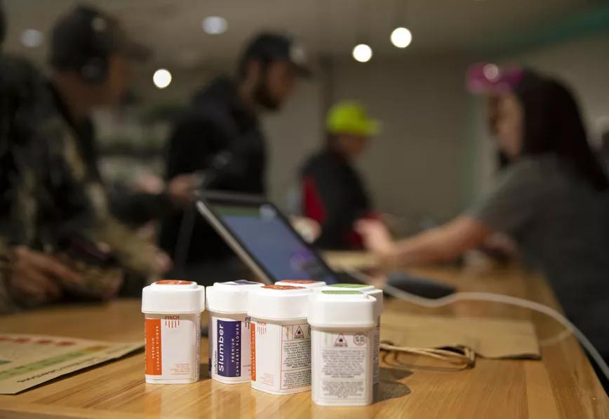 Las imágenes de la felicidad: Massachusetts en su primer día de venta legal