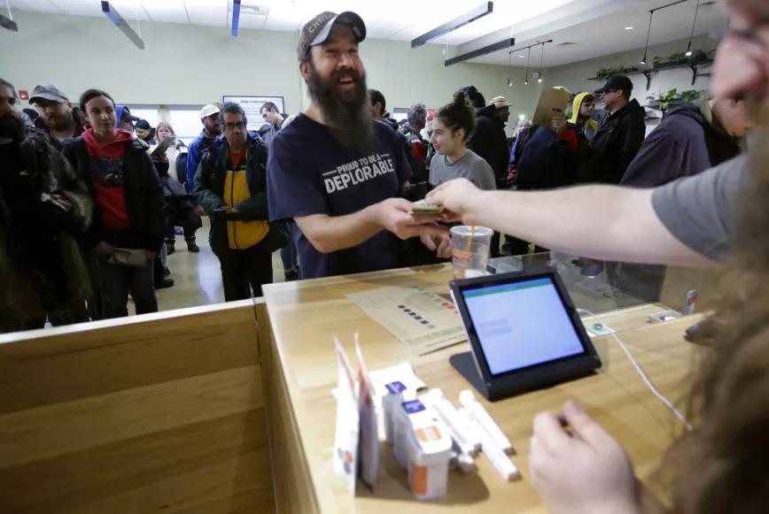 Las imágenes de la felicidad: Massachusetts en su primer día de venta legal