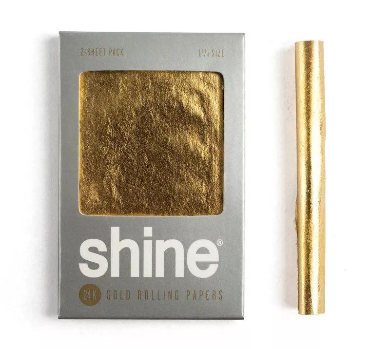GOLD WRAPS:  Si la gente te mira mal porque fumas (sea lo que sea) en la vía pública, al menos que te miren con envidia. Gold Wraps es papel para blunt está hecho de oro comestible. Una capita de 24 kilates (seguro exageran) para parecer la más malota del barrio.