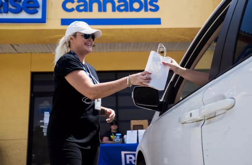 Dispensarios toman el modelo de recogida en coche para evitar contagios