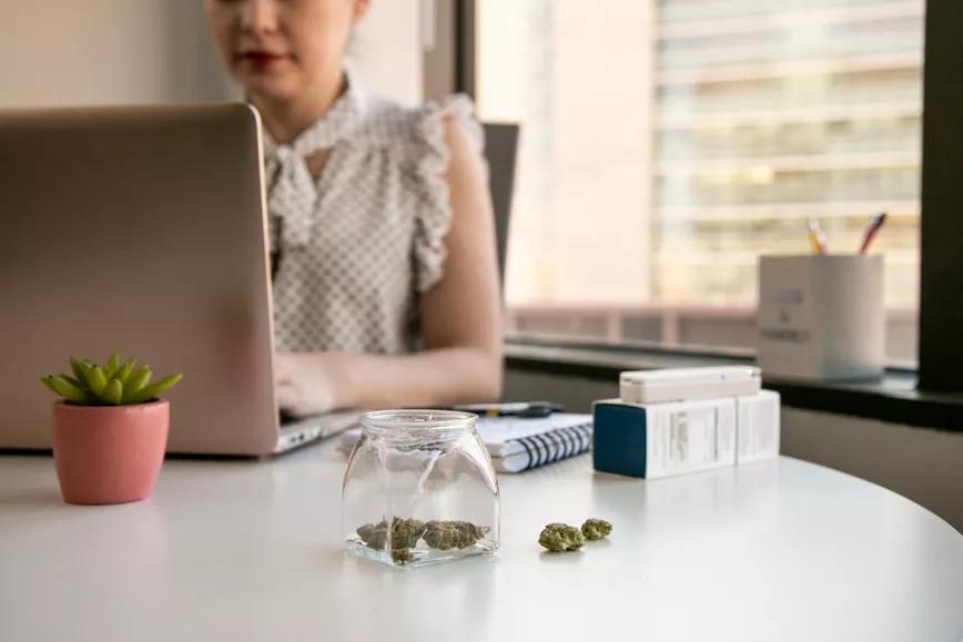 Consumir marihuana después del trabajo no afecta a la productividad
