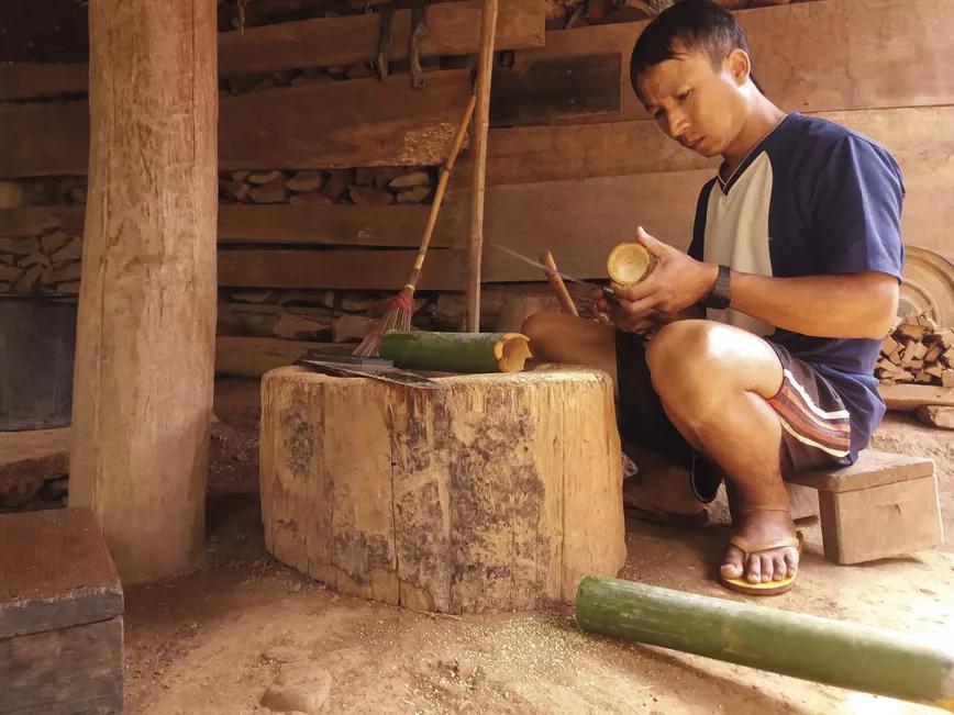 Muong trabaja el bambú