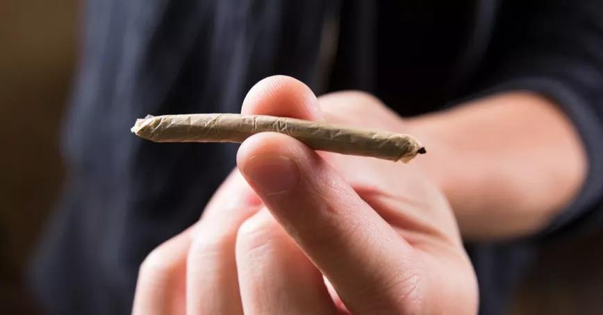 Multado un joven que se tragó un porro para evitar la sanción