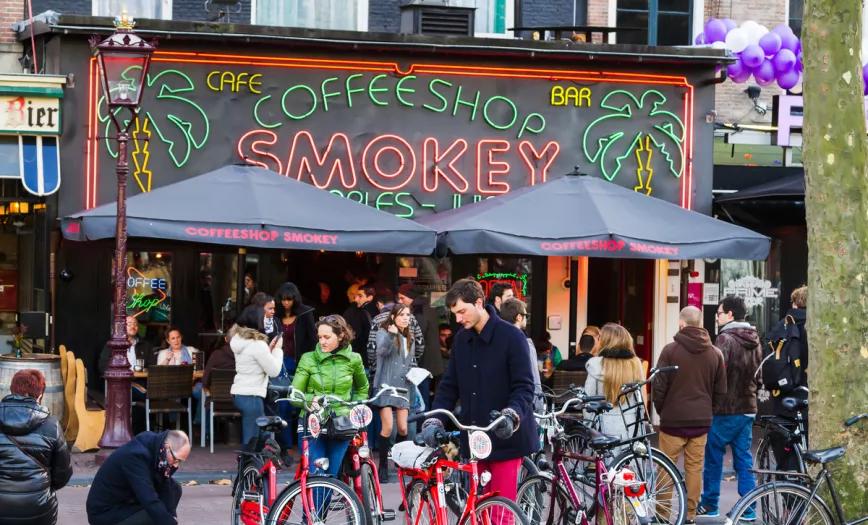 La alcaldesa de Ámsterdam planea prohibir la venta de cannabis a turistas 