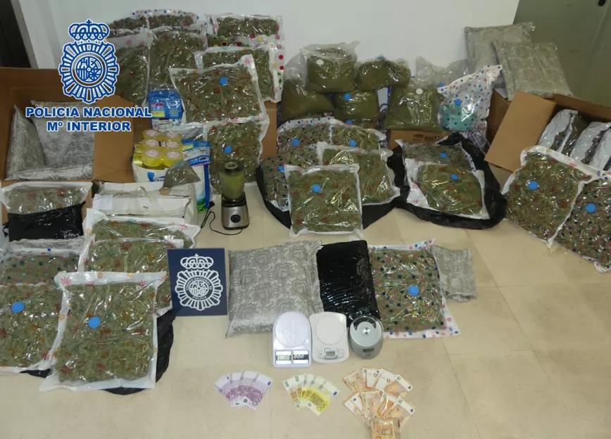 La policía detiene a cuatro personas que enviaban marihuana por correo oculta en cojines