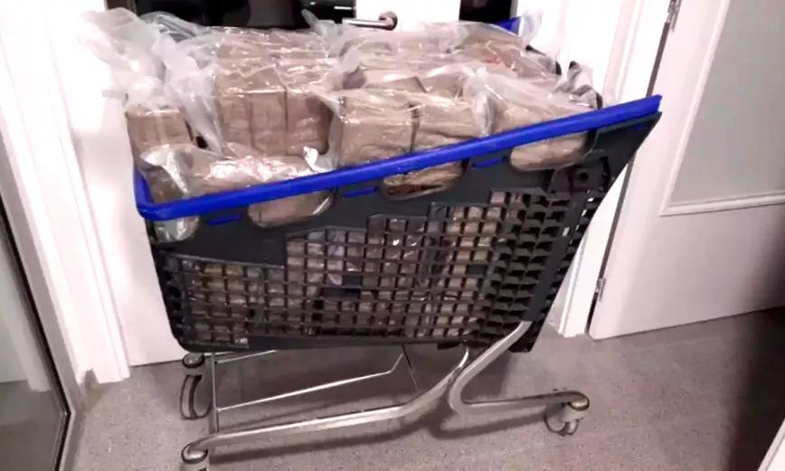 Detenido con 130 kg de hachís en un carrito de la compra a las 4:20h