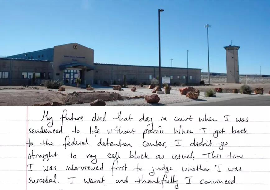 Exterior de la cárcel de alta seguridad en Tucson, donde Ross cumple condena. Debajo, una de sus cartas.