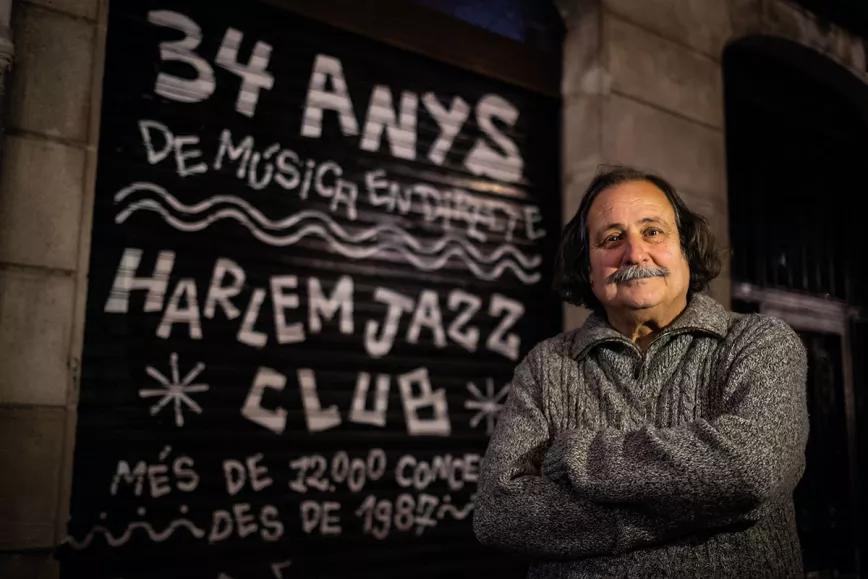 Negro, frente a la persiana del Harlem, decorada con ocasión del anterior aniversario de la sala.