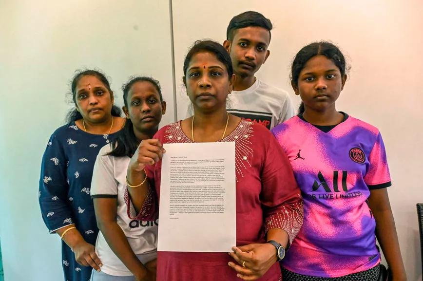 Familiares de Tangaraju Suppiah, condenado a pena de muerte, muestran una carta de petición de clemencia.
