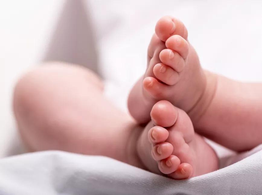 Detienen a los padres de un bebé de 13 meses por un positivo en drogas