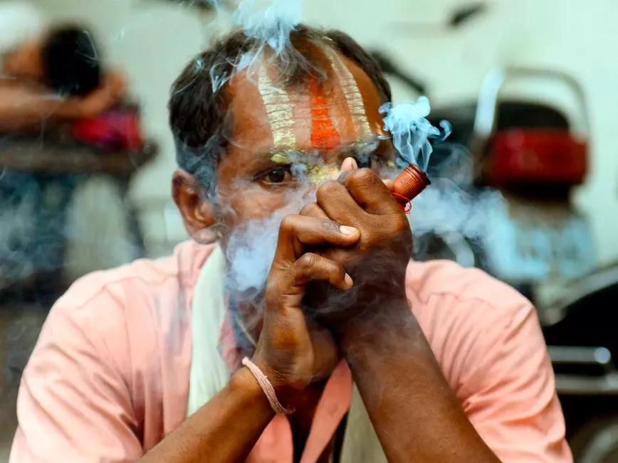 Fumar marihuana en los templos de Shiva podría quedar prohibido en Odisha, India 