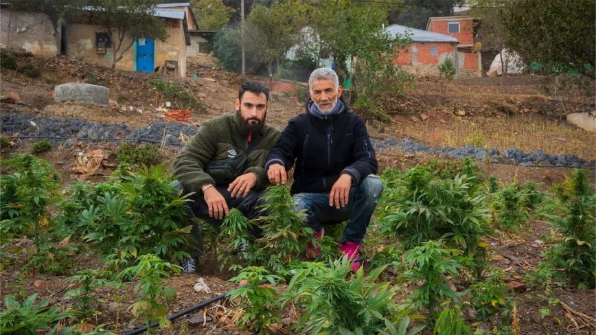 Este youtuber viajó a Ketama para enseñar cómo se produce hachís artesanal  