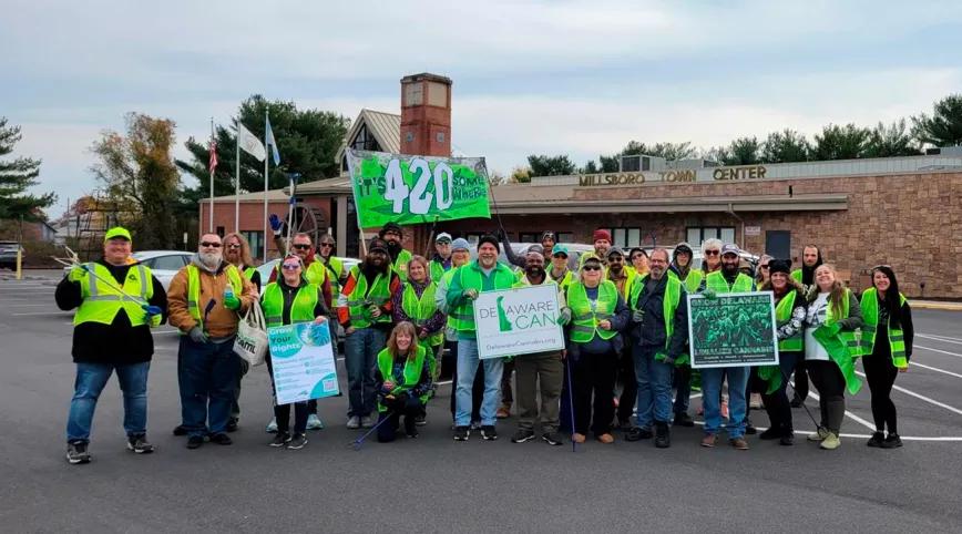 Joints for Junk Voluntarios limpian la vía pública a cambio de un porro