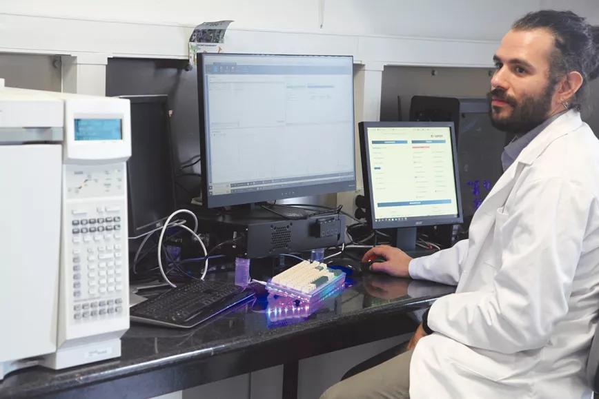 El laboratorio de Allora funciona en la Agrópolis de la Universidad Politécnica de Cataluña. También tienen acuerdos con asociaciones de usuarios y organizaciones de reducción de riesgos.
