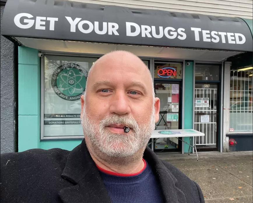 Dana Larsen o cómo acabar con la guerra contra las drogas vendiendo drogas ilegales