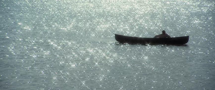 What Doesn’t Float (2023), de Luca Balser, historias cruzadas sobre outsiders neoyorquinos atravesados por el azar caprichoso.