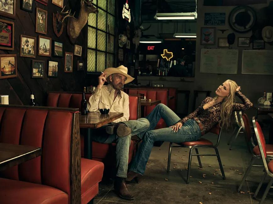 Una imagen de Landman, con Billy Bob Thornton en el papel de Tommy Norris y Ali Larter como Angela
